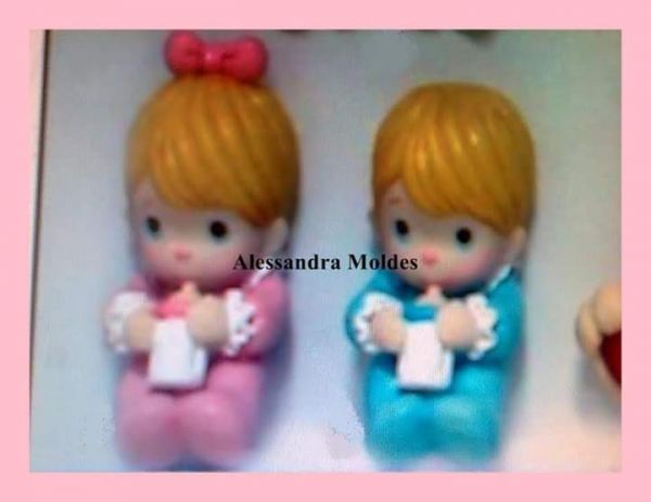 Bebê com mamadeira
