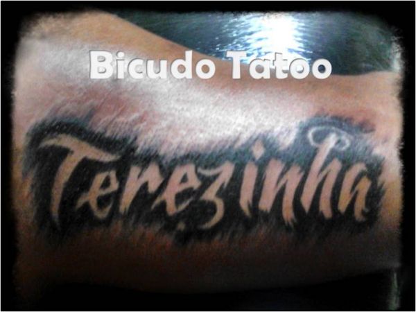 tatoo  letra com fundo