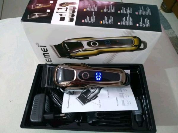 Maquina De Cortar Cabelo Pezinho Acabamento Sem Fio Turbo Profissional Bivolt Kemei