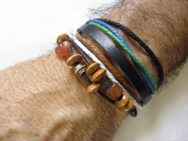 Pulseira de couro com pingente