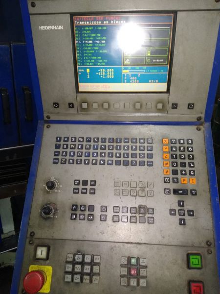 FRESADORA CNC VEKER VK 4400 USADA