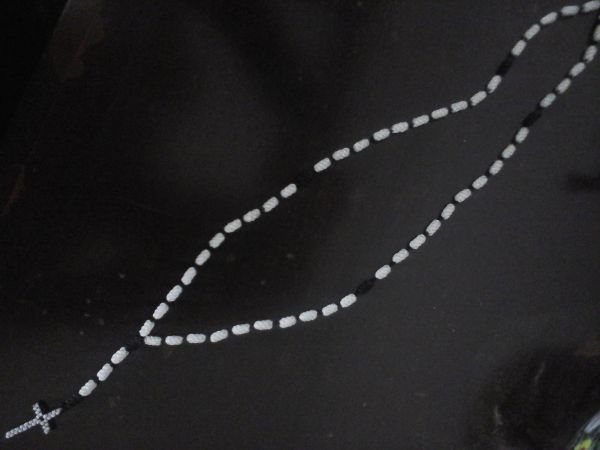 terço de linha raiza - Colar branco/preto