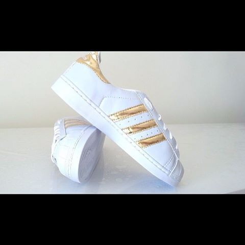 Adidas superstar branco e dourado