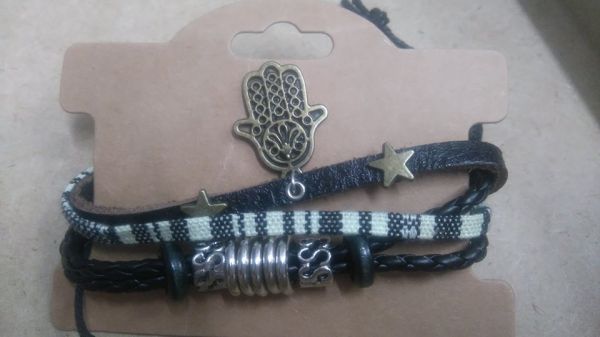 Pulseira Artesanal Hamsá e Estrelas