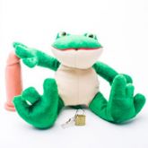 Pelucia sapo porta protese