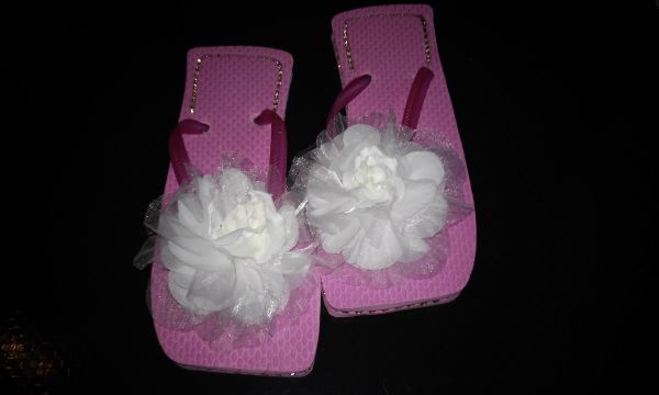 chinelo rasteirinha com flor e stras.