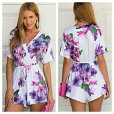 Macaquinho branco com estampa floral púrpura mangas curtas decote em V