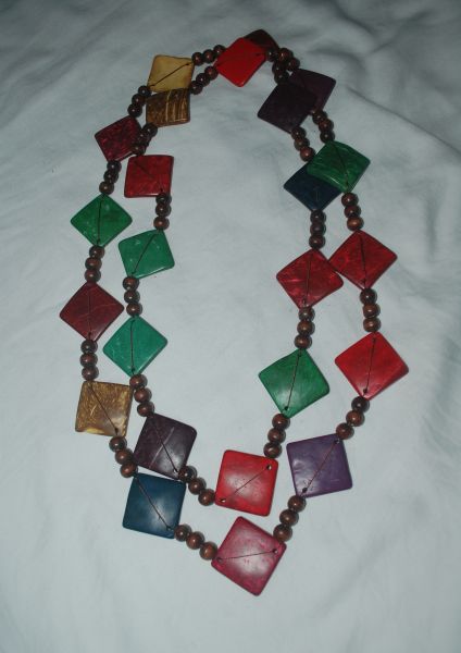 Colar  de losangos coloridos