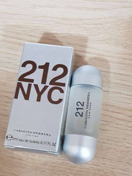 Miniatura Perfume 212 NYC Feminino 5 ml Carolina Herrera