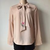 Camisa feminina  com  amarração gravatinha