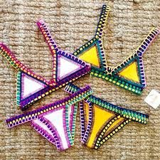 Biquínis diversos cada a