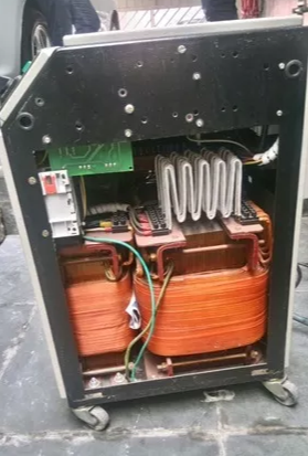 Estabilizador Trifásico de tensão AC de 100 kVA c/ transfor isolador e c/ T.E 380V (FFF+T)EZ2002D