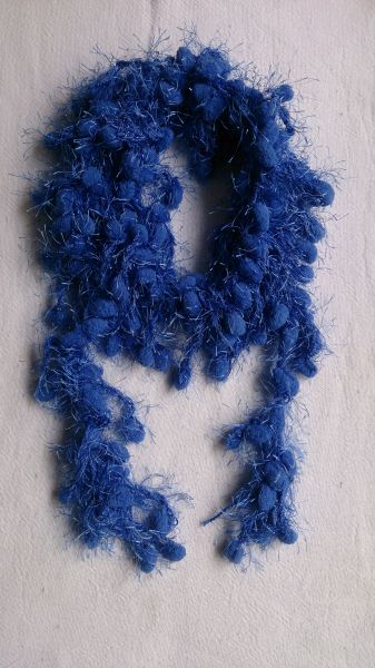 Gola/cachecol pompom azul brilho