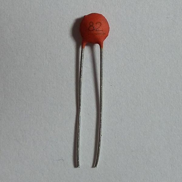 capacitor cerâmico 82pF x 50V