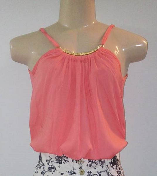 CAMISETA COM ALÇAS REGULÁVEIS