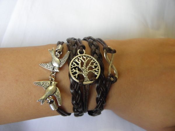 Pulseira de couro com pingente