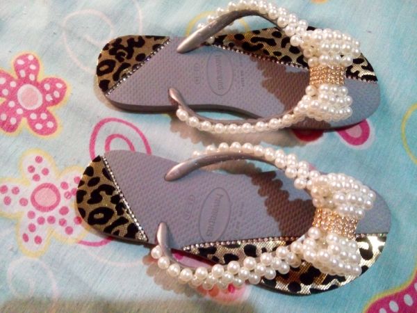 chinela com Lolita e pérolas