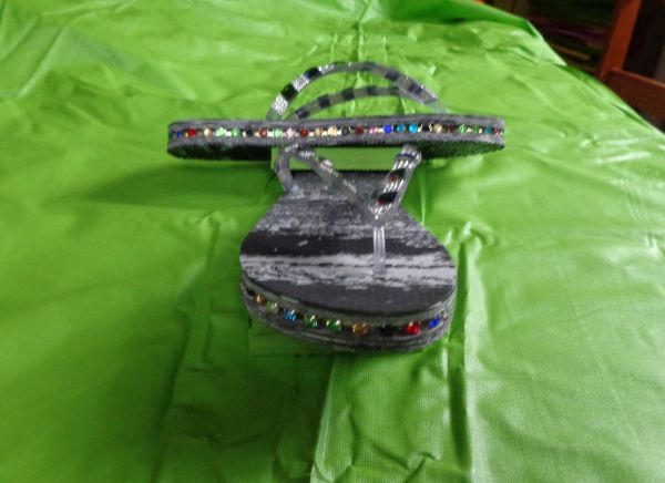 cod. 73, chinelo  customizado preto com branco