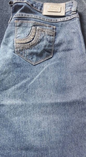 Calça com bolsos bordados super nova