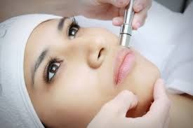 Limpeza de pele com aparelho de peeling de diamante