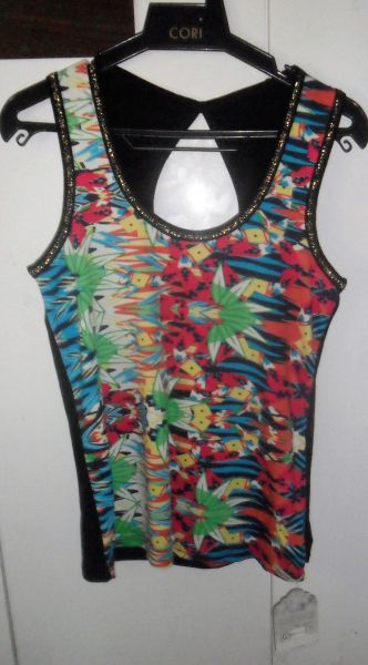 Blusa estampada com detalhe nas costas