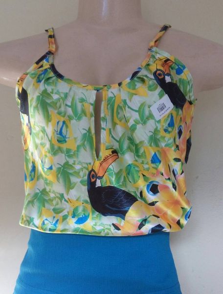 CAMISETA COM ALÇAS REGULÁVEIS