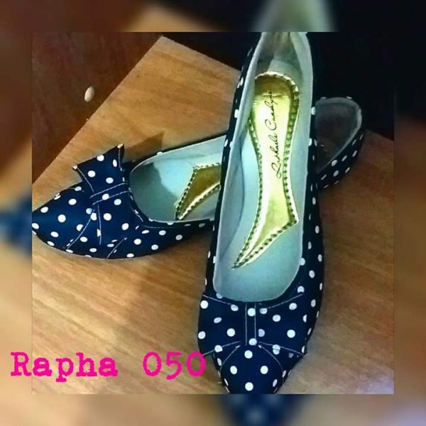 Sapatilha azul com laço e bolinhas