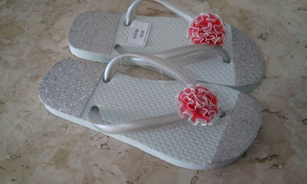 chinelo com flor vermelho