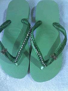 Chinelo decorado com pontos de stass e fita de cetim