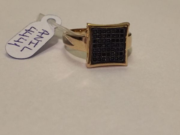 Anel Quadrado Dourado Cravejado Preto