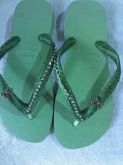 Chinelo decorado com  pontos de stass  e fita de   cetim