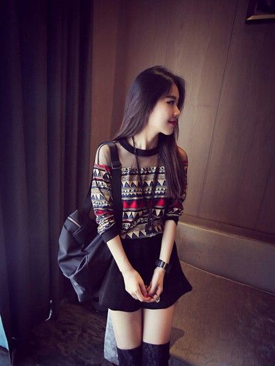 Blusa Manga Longa, Estampa Étnica com Preto e Transparência nos Ombros