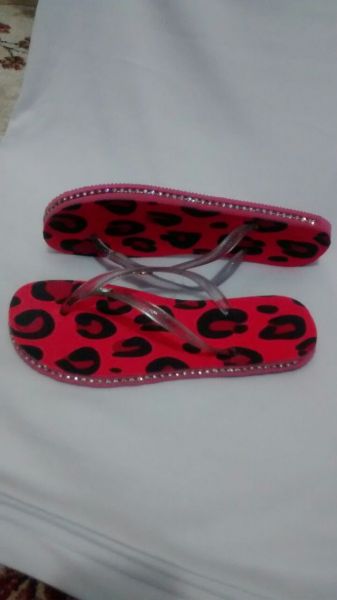 chinelo estampado onça rosa