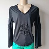 Blusa básica manga longa  com aplicações em Guipir