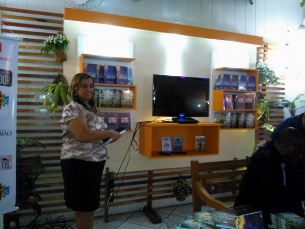 Rack para tv e livros