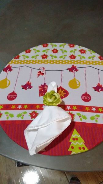 Capa para sousplast em tecido natalina com detalhes em vermelho, dourado e verde