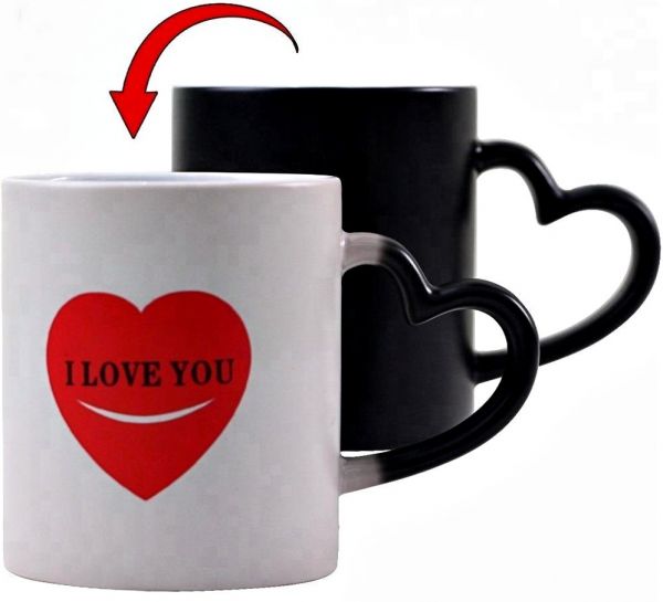 Caneca mágica preta alça de coração