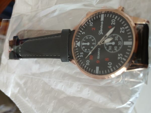 RELÓGIO MASCULINO DE QUARTZO COM PULSEIRA DE COURO PRETA.