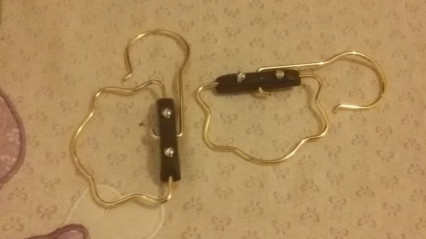 alça cara de gato dourada com base preta