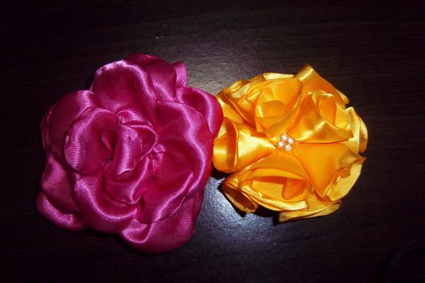 Presilha flor de cetim