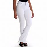 Calça jeans cintura alta boca de sino branca
