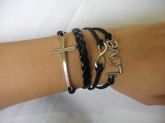 Pulseira de couro com pingente