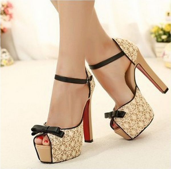 Mulheres livres do transporte salto alto quadrado