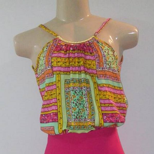CAMISETA COM ALÇAS REGULÁVEIS