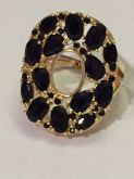 Anel Oval Dourado com Pedras Pretas