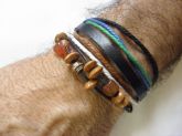 Pulseira de couro com pingente