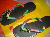 Chinelo de strass e tic-tacs
