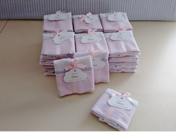 Toalhinha estampa chevron rosa com cinza