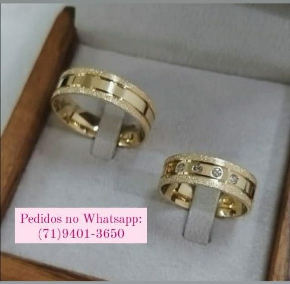 Par com 4 pedras na feminina, e fosco nas laterais.