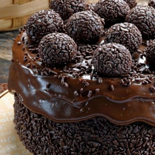 Bolo de Brigadeiro com Chocolate Meio Amargo